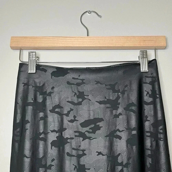 HUE Super  Sleek Layering Hi Rise Camo Legging - Picture 4 of 8